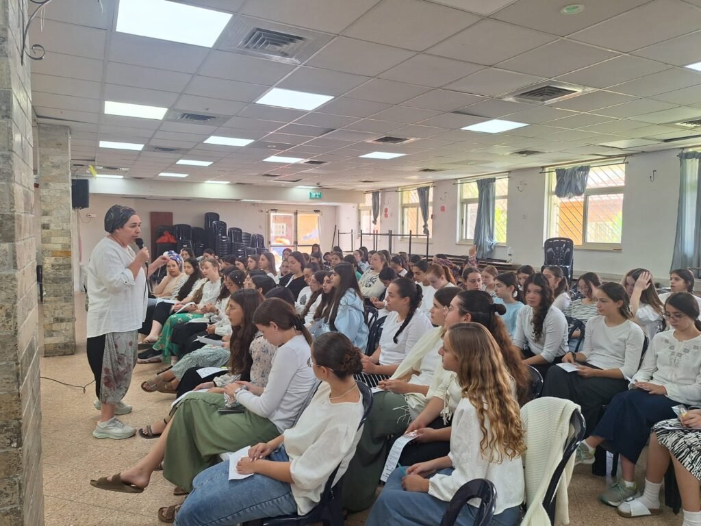 כינוס באולפנה, הבנות בלבן ומחנכת מדברת