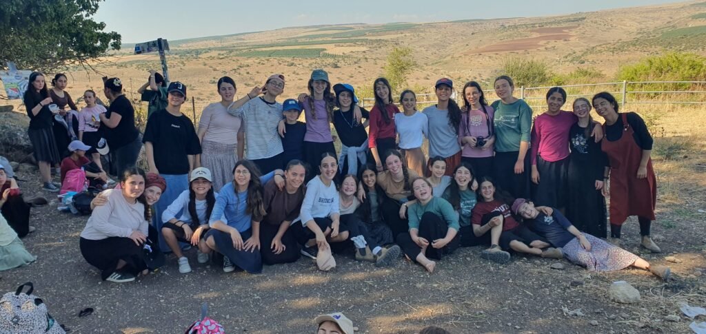 בנות האולפנה בטיול שנתי על רקע נוף הגליל